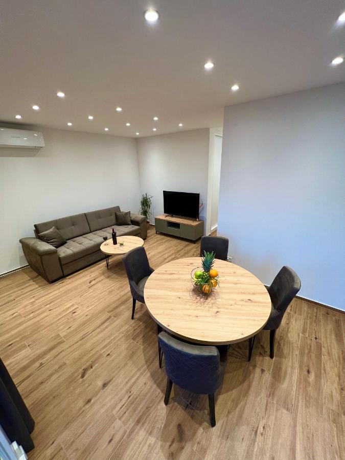 Vila Zrina - Apartmani Trogir Buitenkant foto