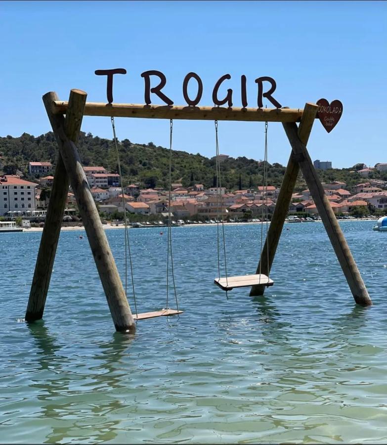 Vila Zrina - Apartmani Trogir Buitenkant foto