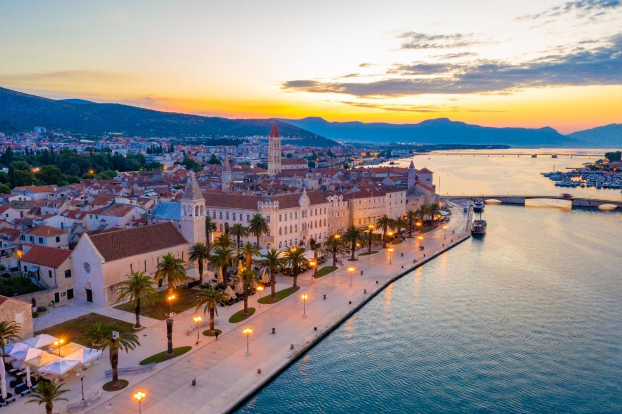 Vila Zrina - Apartmani Trogir Buitenkant foto