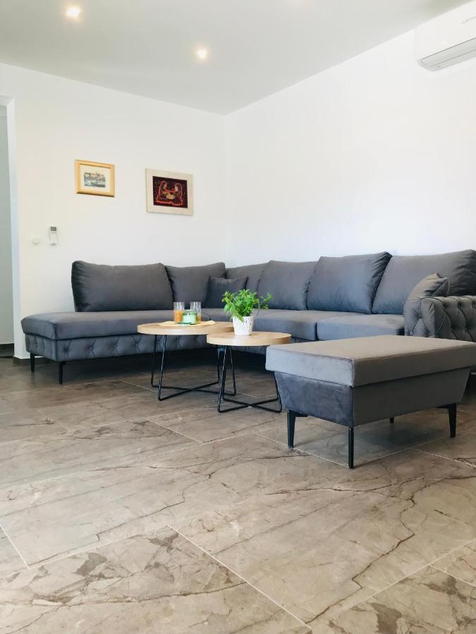 Vila Zrina - Apartmani Trogir Buitenkant foto