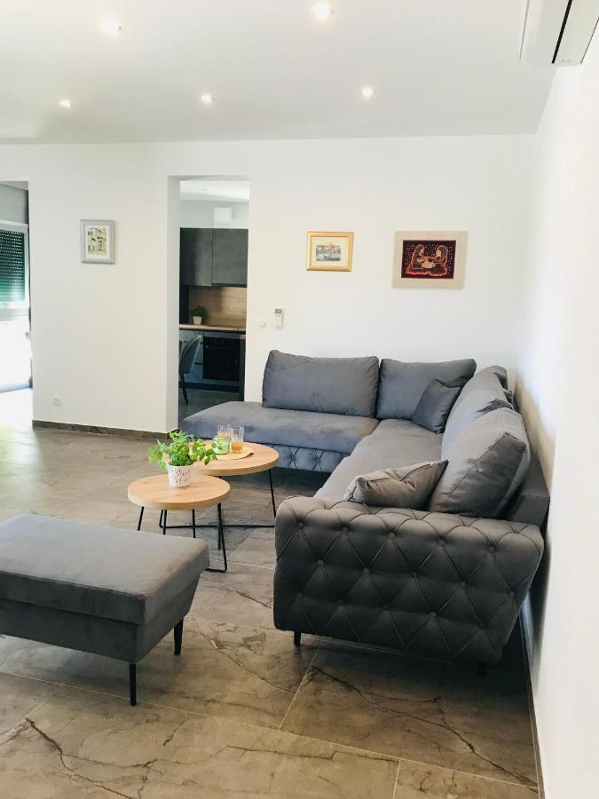 Vila Zrina - Apartmani Trogir Buitenkant foto