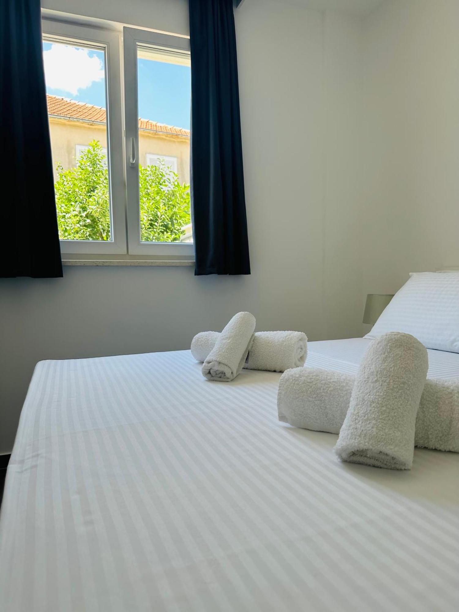 Vila Zrina - Apartmani Trogir Buitenkant foto