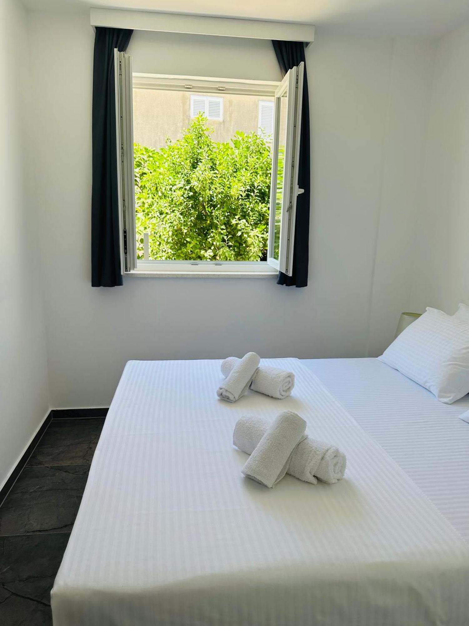 Vila Zrina - Apartmani Trogir Buitenkant foto