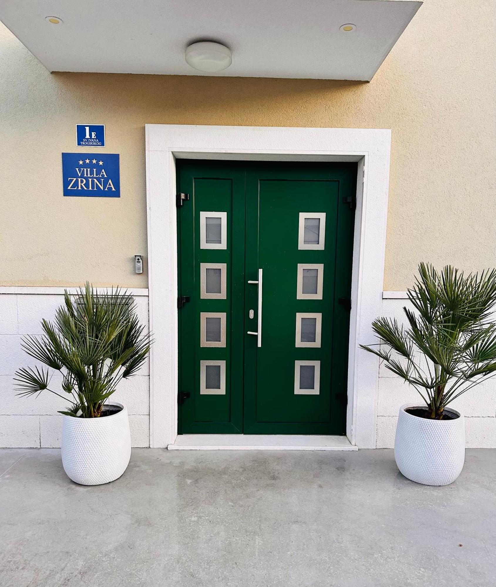 Vila Zrina - Apartmani Trogir Buitenkant foto